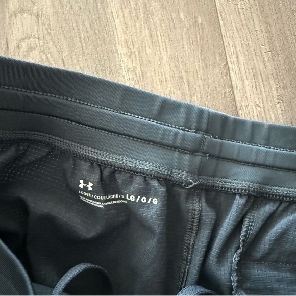 Menβs Under Armour Grey Hidden Tie Basketball Shorts - Picture 4 of 5